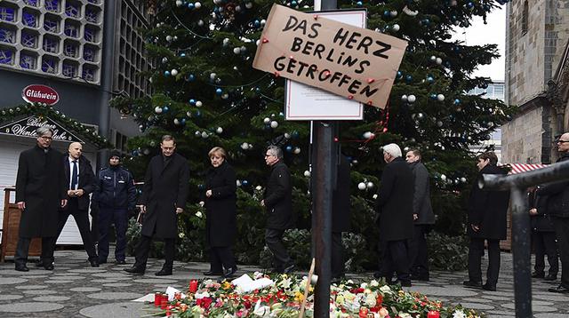 Merkel visitó mercado navideño en Berlín tras masacre [FOTOS] - 6