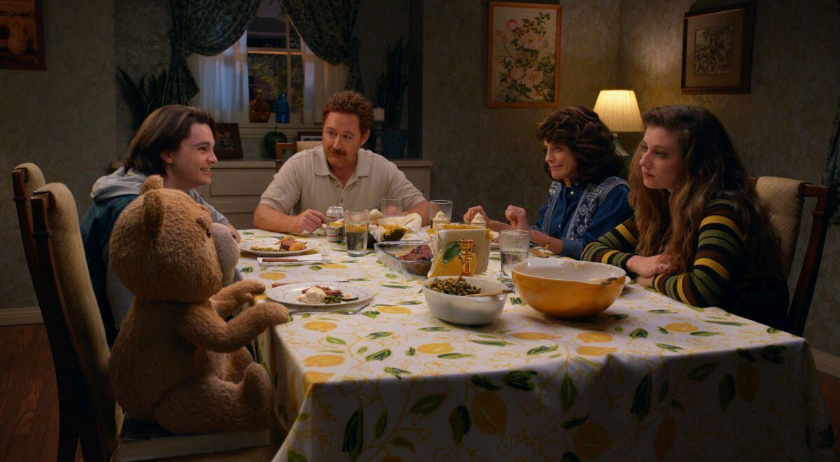 La familia de John sobre la mesa junto a Ted. Todos siguen su vida normal. (Foto: Peacock)
