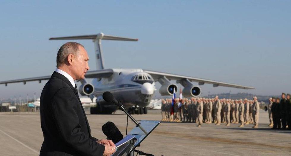 En el ataque a la base de Jmeimim también fueron destruidas siete aeronaves rusas. Hace unas semanas, Vladimir Putin estuvo en el lugar. (Foto: EFE)