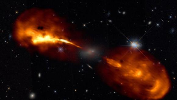Un agujero negro supermasivo en el centro de una galaxia dispara chorros de material a través del espacio. (R. TIMMERMAN/LOFAR)