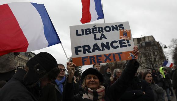 Manifestación de los antivacuna en contra de Emmanuel Macron. AP