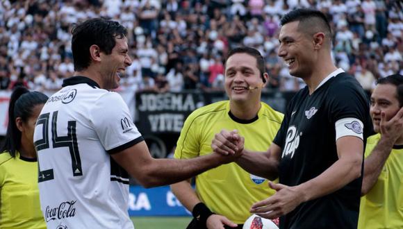 Roque Santa Cruz y Óscar Cardozo se saludan previo a un Olimpia vs. Libertad. (Foto: EFE)