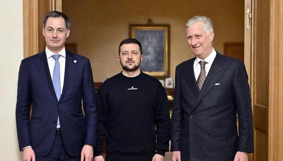 El primer ministro de Bélgica, Alexander De Croo, el presidente de Ucrania, Volodymyr Zelensky, y el rey Felipe de Bélgica posan para una foto durante una reunión en el Palacio Real de Bruselas, Bélgica, el 09 de febrero de 2023. (Foto: EFE/EPA/ERIC LALMAND / POOL)