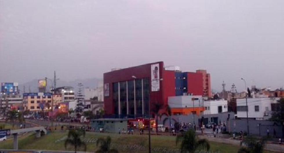 Alumnos evacuaron tras incendio en sede de San Borja. (Foto: Twitter)