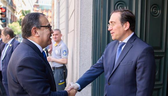 Alberto Otárola junto al ministro de Asuntos Exteriores, Unión Europea y Cooperación de España, José Manuel Albares. (Foto: PCM)