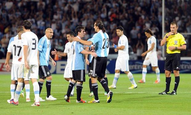 Hernán Barcos and Lionel Messi after the match against Uruguay in Mendoza for the 2014 World Cup Qualifiers. (Photo: Registered Newspaper)