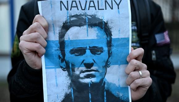 Un manifestante lleva un cartel con una foto del difunto líder de la oposición rusa Alexei Navalny. (Foto de Sergei GAPON / AFP)