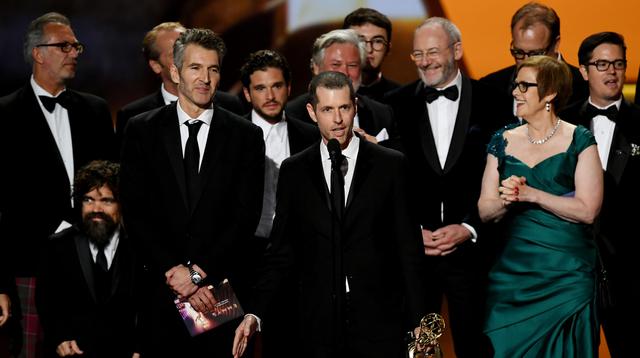 Emmy 2019. El elenco y equipo de "Game of Thrones" al momento de recibir el premio a Mejor serie dramática. Foto: AFP.