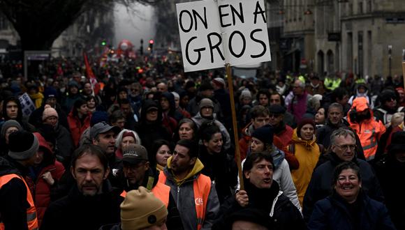 La gente participa en una manifestación en Burdeos, suroeste de Francia, el 7 de marzo de 2023, como parte de un día nacional de huelgas y protestas convocadas por los sindicatos por la reforma de pensiones propuesta por el gobierno. (Foto de PHILIPPE LÓPEZ / AFP)