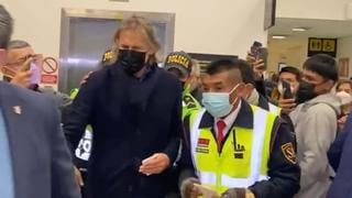 Ricardo Gareca se despidió entre aplausos en su llegada al aeropuerto para volver a Argentina