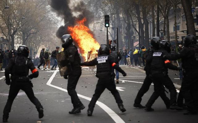 Miles de franceses salieron a las calles este jueves, 23 de marzo, para seguir protestando contra la reforma de pensiones impulsada por el gobierno del presidente Emmanuel Macron (Foto: EFE/EPA/MOHAMMED BADRA )