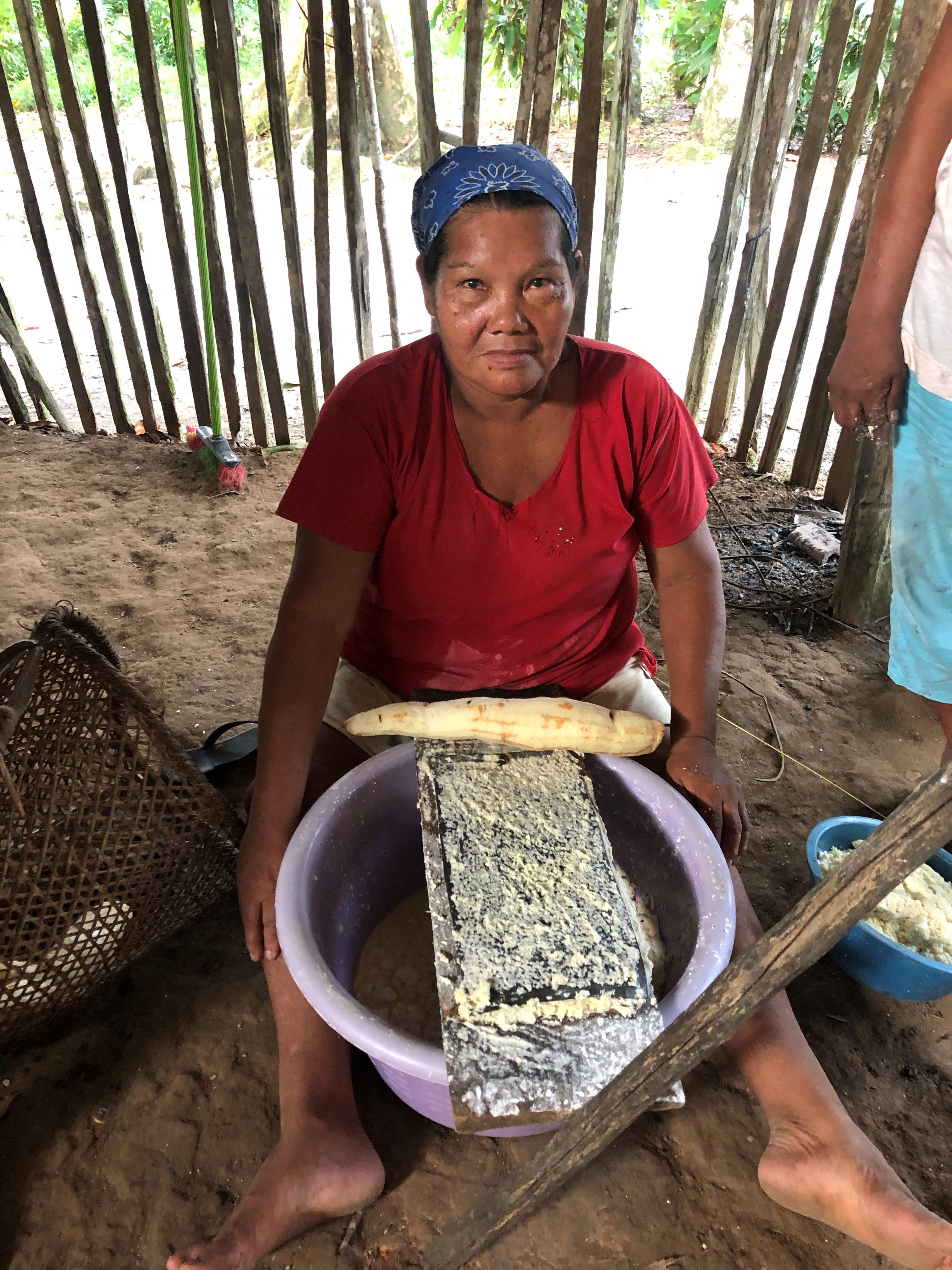 Las mujeres de la comunidad, que han creado una asociación (ya que ahora comercializan su producto) son las encargadas de la elaboración del tucupí negro.