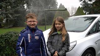 YouTube: Niños inventan un original limpiaparabrisas con agua de lluvia