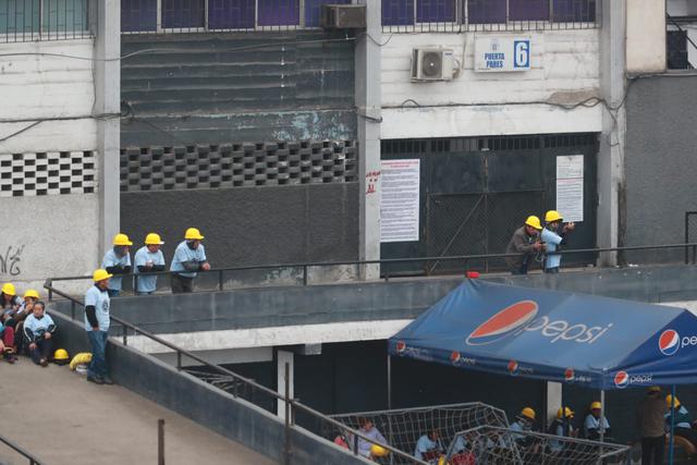 Un numeroso grupo de evangélicos llegó hasta la explanada del estadio de Alianza Lima. Lucían polos, tenían equipos de soldadura y borraron los símbolos del equipo de fútbol. (Foto: Lino Chipana / El Comercio)