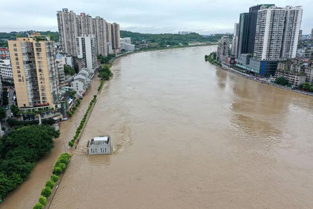 Las inundaciones registradas en el suroeste de China provocaron la evacuación de decenas de miles de personas. (Foto: STR / AFP)