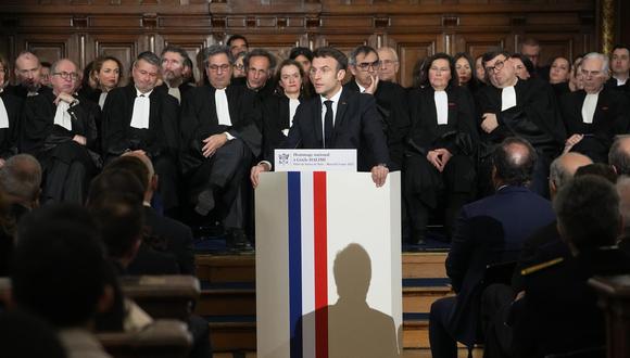 El presidente francés, Emmanuel Macron, pronuncia un discurso en homenaje a la figura feminista y abogada francesa Gisele Halimi en el Día Internacional de la Mujer en el Tribunal de Apelación, en París, Francia, 08 de marzo de 2023. (Foto:  EFE/EPA/Michel Euler)
