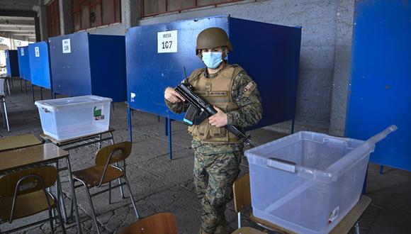 Un soldado brinda seguridad en un colegio electoral que se está instalando antes del referéndum del domingo sobre la adopción de una nueva constitución, en Santiago.