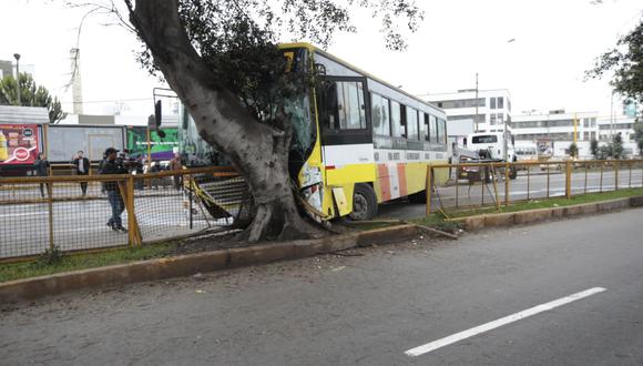 Av. Brasil quedó bloqueada tras accidentes esta madrugada en Jesús María. (Foto: Kelvin García)