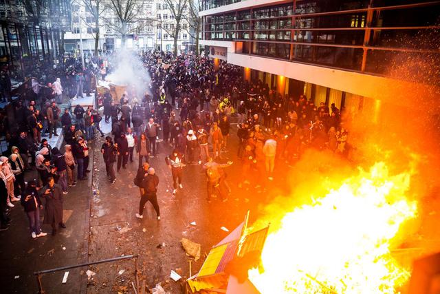 Los manifestantes prendieron fuego en la calle en Bruselas durante una manifestación contra las medidas del gobierno de Bélgica para frenar la propagación del coronavirus. (HATIM KAGHAT / BELGA / AFP).