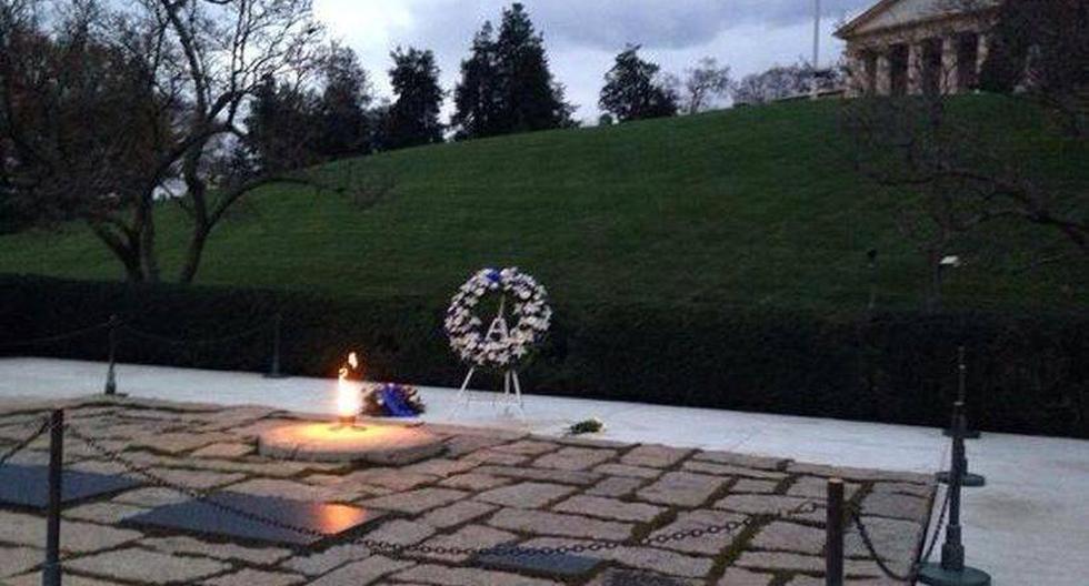 La tumba de John F. Kennedy en el Cementerio Nacional de Arlington. (Foto: @David_Ingram)