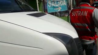 Arequipa: minivan casi atropella a inspector de Sutran por evitar intervención | VIDEO