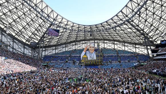 Los seguidores del club de fútbol Olympique de Marsella sostienen una enorme pancarta del Papa Francisco cuando llega para celebrar misa en el estadio Velódromo, en la ciudad portuaria sureña de Marsella, el 23 de septiembre de 2023. (Foto de Andreas SOLARO / AFP)