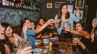 Cervezas y networking: Una estrategia para las mujeres en los negocios