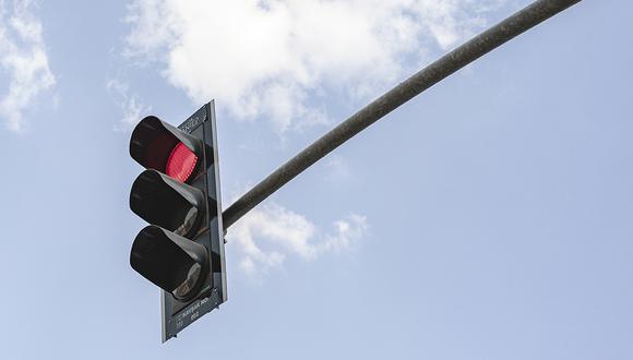 Los tradicionales semáforos de tres colores se tendrían que adaptar a los autos autónomos. (Foto: pexels.es)
