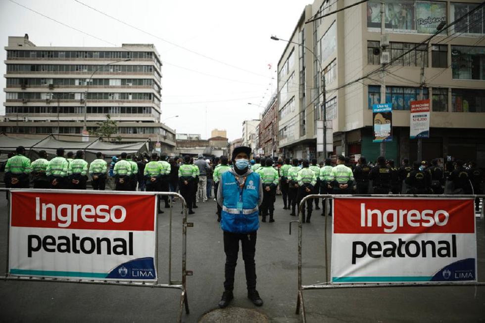 El alcalde de Lima, Jorge Muñoz, lanzó este lunes el plan ‘Navidad Segura 360°’, para garantizar la seguridad, el orden y la integridad de los ciudadanos en la zona comercial de Mesa Redonda, el Mercado Central y el Triángulo de Grau. El objetivo también es evitar que los citados conglomerados comerciales se conviertan en un foco de contagio de COVID-19. El plan se aplicará desde hoy y se ejecuta en el marco de las próximas celebraciones de Navidad y Año Nuevo. (Foto: Joel Alonzo/@photo.gec)