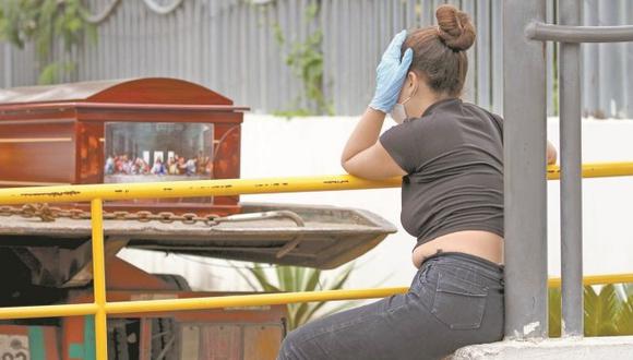 Una mujer protegida con cubrebocas y guantes espera a que le entreguen el cuerpo de un familiar, en un hospital en Guayaquil, en Ecuador, el 1 de abril. Foto: ENRIQUE ORTIZ. AFP