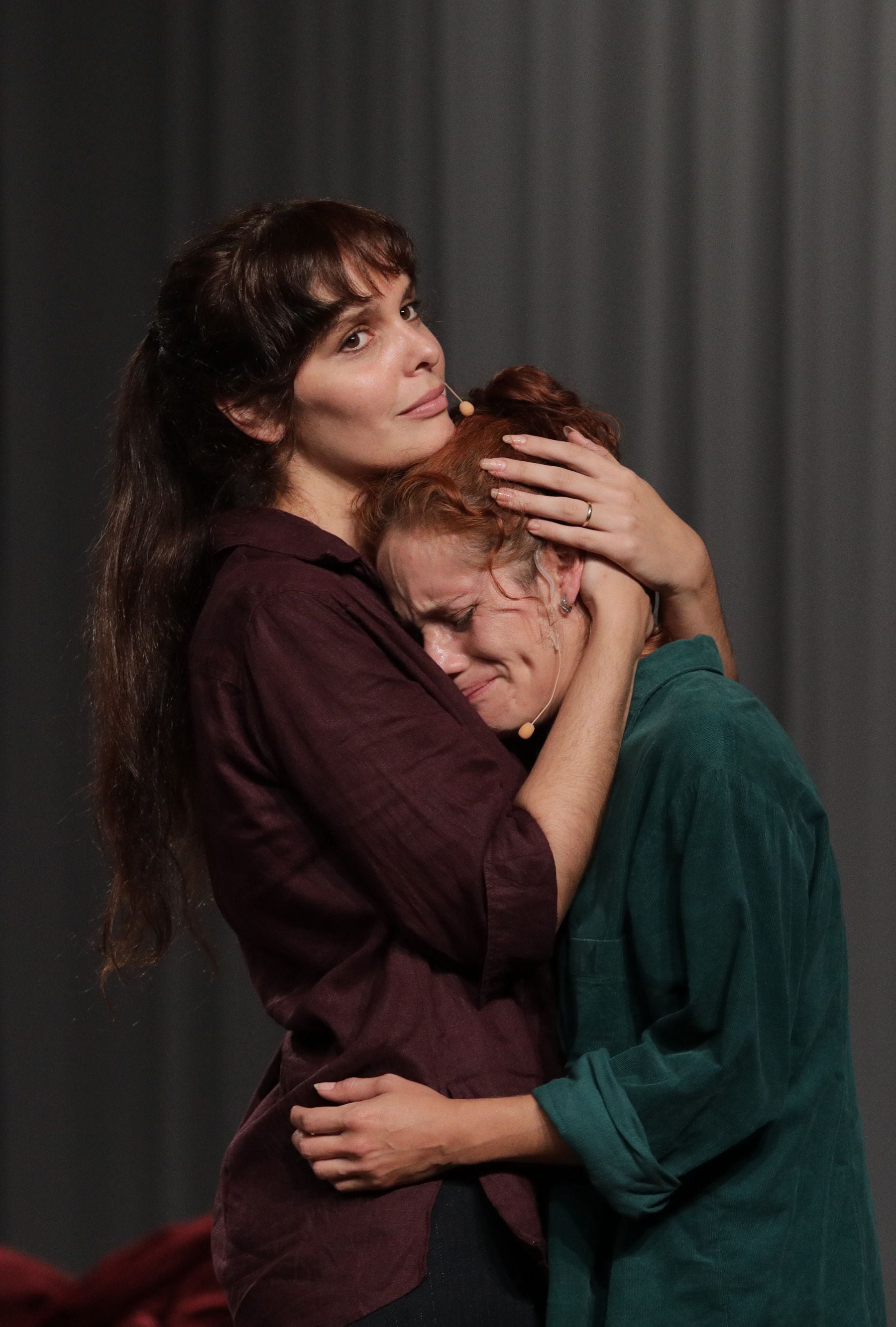 Amaranta Kun y Macla Yamada en uno de los momentos más emotivos de "Una vida". El dramaturgo francés Laurent Gutmann dirige la obra en el teatro de la Alianza Francesa de Lima.