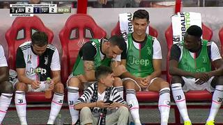 Cristiano Ronaldo invitó a un niño a ver el partido de Juventus desde la banca | VIDEO