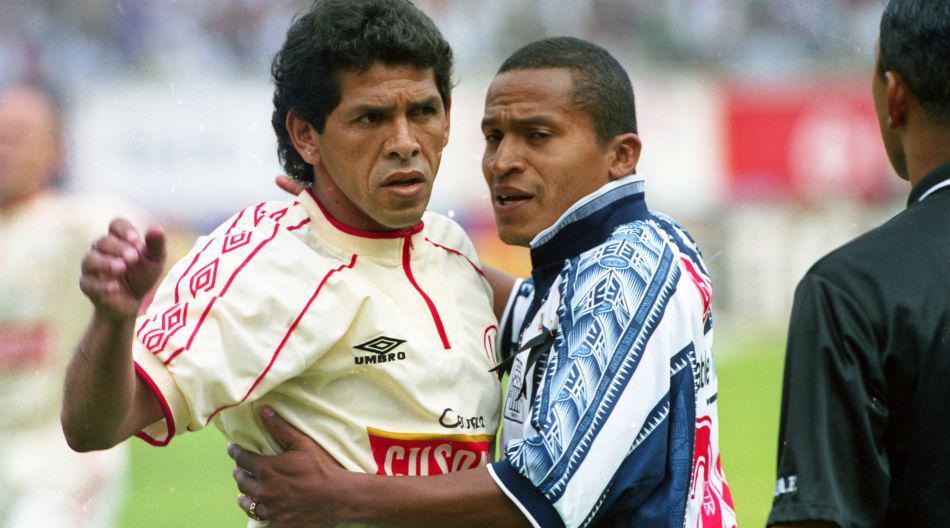 Carlos Flores, ya con camiseta de Alianza Lima, en un clásico ante Universitario. (Foto: GEC)