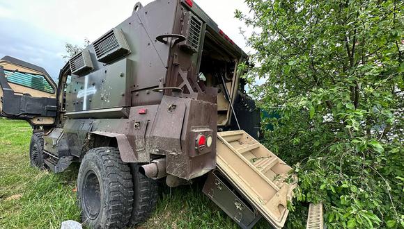 Vyacheslav Gladkov, gobernador de la región de Belgorod, muestra un vehículo militar blindado en la región de Belgorod. (Foto por Handout / TELEGRAM / VVGLADKOV / AFP)