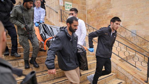 Fuerzas de seguridad israelíes escoltan a los socorristas que transportaban un cadáver en la Ciudad Vieja de Jerusalén el 21 de noviembre de 2021. (AHMAD GHARABLI / AFP).