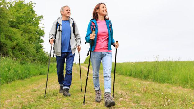 Cuando se realiza con la técnica adecuada los bastones alivian el peso de las rodillas y de las articulaciones inferiores. (Foto: Getty)
