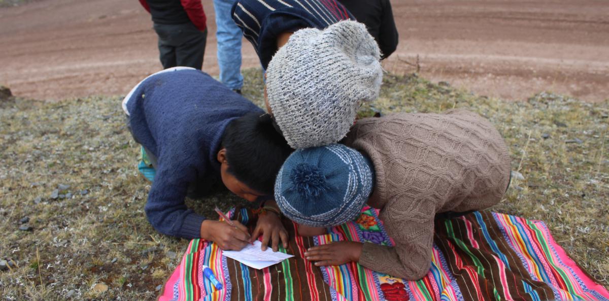 Los niños tomando sus apuntes. (Foto: Christian Cruz Valdivia)