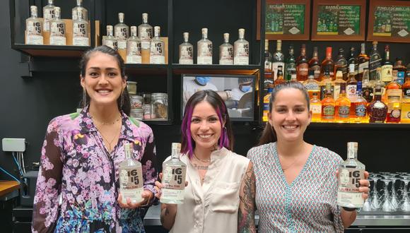 Akemi Nemoto (Hotel B) , Alessandra Dejo (Mad Bar) y Thalia Talavera (Sibaris), son tres bartenders que encontraron en la coctelería su vocación y han logrado crear exquisitas bebidas de autor. (Foto: Blanca Guevara)