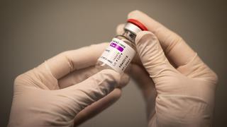 Canadá recomienda pausar la vacunación con AstraZeneca en menores de 55 años