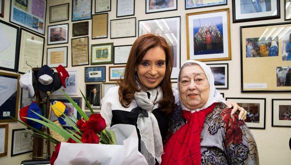 Cristina Kirchner junto a Hebe de Bonafini en una imagen del 11 de agosto de 2016. (AFP).
