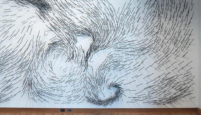 El artista ha creado cientos de esculturas trabajando solo con clavos de 30 centímetros. Los puede usar en su estado original o torcerlos, cortarlos y entrelazarlos para armar sus obras. (Foto: johnbisbee.com)