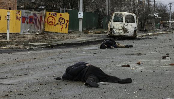 Los cadáveres de civiles yacen en una calle de Bucha, al noroeste de Kiev, Ucrania, el 2 de abril de 2022. (RONALDO SCHEMIDT / AFP).