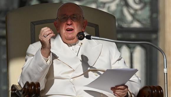 El Papa Francisco habla durante la audiencia general semanal, el 29 de marzo de 2023 en la plaza de San Pedro en el Vaticano. (Foto de Vincenzo PINTO / AFP)
