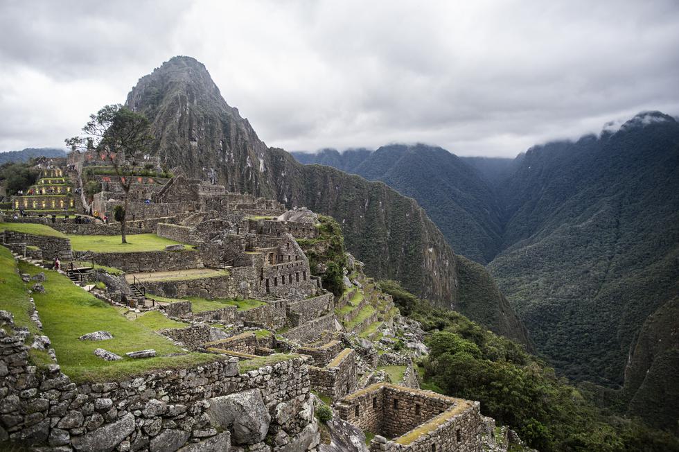 Machu Picchu es una ciudad inca rodeada de templos, andenes, canales de agua y más infraestructuras históricas, por la cual fue denominada como Patrimonio de la Humanidad por la Unesco el 9 de diciembre de 1983. Además, es considerada dentro de las 7 maravillas del mundo moderno. (Foto; ERNESTO BENAVIDES para AFP)