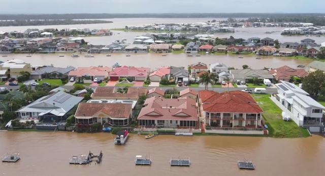 Una imagen fija tomada de un video muestra un área inundada luego de fuertes lluvias en Port Macquarie, Nueva Gales del Sur, Australia. (Foto: Alex McNaught, roving-rye.com fotografía / vía REUTERS).