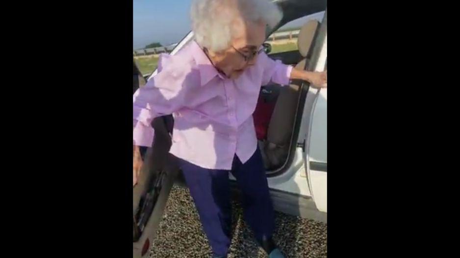 Una anciana pudo ocasionar un fatal accidente en una carretera de Texas. (Captura Facebook)
