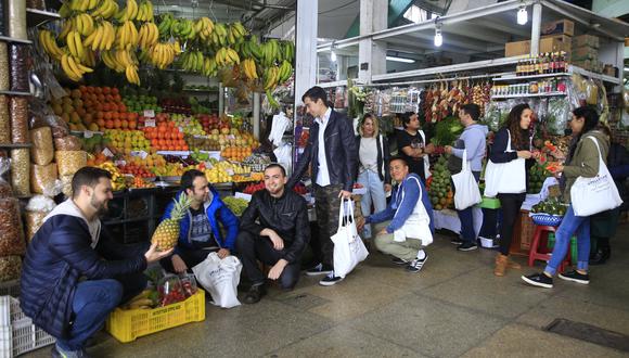 El lunes, los 10 finalistas de la fase sudamericana de S. Pellegrino Young Chef 2018 visitaron el Mercado N°1 de Surquillo en busca de unos pocos insumos. (Foto: Jessica Vicente)