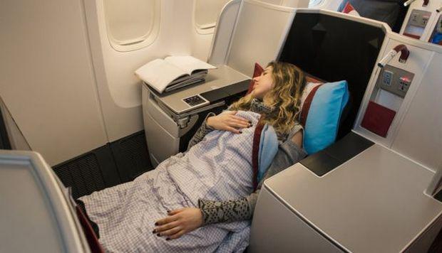 Los asientos de primera clase en aviones grandes normalmente cuentan con un amplio espacio.