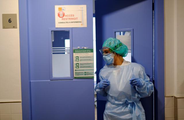 El personal de un hospital se prepara para tratar a un paciente que padece la enfermedad por coronavirus en Barcelona, España. (REUTERS/Nacho Doce).