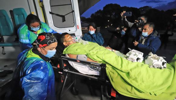 Un indígena mapuche que resultó herido durante enfrentamientos llega en ambulancia al hospital de Temuco, Chile, el 3 de noviembre de 2021. (MARIO QUILODRAN / AFP).
